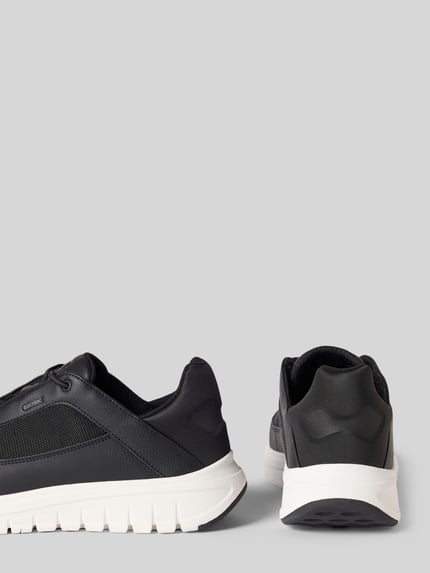Produktfoto, Sneaker mit Gummisohle von Geox in Schwarz mit abgerundeter Spitze, Label-Detail und weißer Sohle, Struktur-Mix