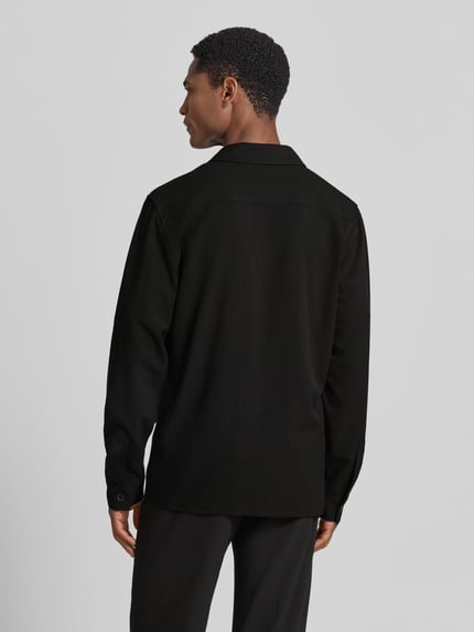 Männermodel trägt Relaxed Fit Hemdjacke mit Brusttaschen von Lindbergh, Material-Mix mit Viskose-Anteil, Rückenlänge 73 cm, Ganzkörperansicht Rückansicht.