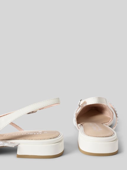 Produktfoto, Ballerinas mit offener Ferse von Marco Tozzi in Weiß mit Strasssteinbesatz, Dornschließe, glatte Sohle, Absatzhöhe 3 cm.