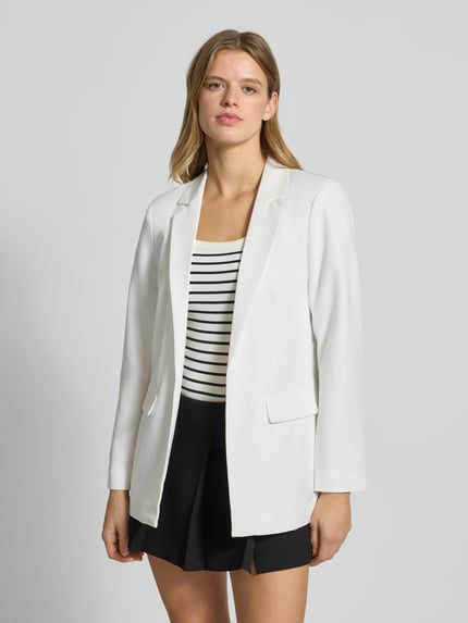 Vrouwenmodel draagt Loose Fit Longblazer met Abnähern Model 'BOZZY' van Pieces in effen wit, met reverskraag en labelstitching, met klepzakken, zonder sluiting. Nahaufnahme Oberkörper.