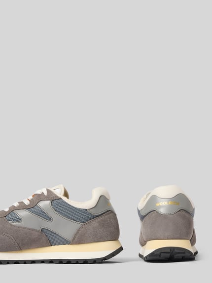 Productfoto, Sneaker uit leer-mix met logo-detail model 'Gravel' van Woolrich, grijs, afgeronde fit, profielzool, vetersluiting, herensneaker