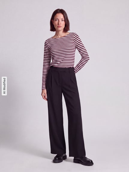Vrouwenmodel draagt shirt met lange mouwen van puur katoen Slim Fit Langarmshirt aus reiner Baumwolle von s.Oliver RED LABEL, kleurenmix van bordeaux en wit, zwart broek, Ganzkörperansicht van voren, KI-modificeerd beeld