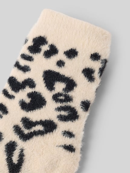 Produktfoto, jasne beżowe Socken mit geripptem Abschluss und Animal-Print von CAPELLI NEW YORK, miękka tekstura, czarne wzory, zbliżenie, damskie skarpetki