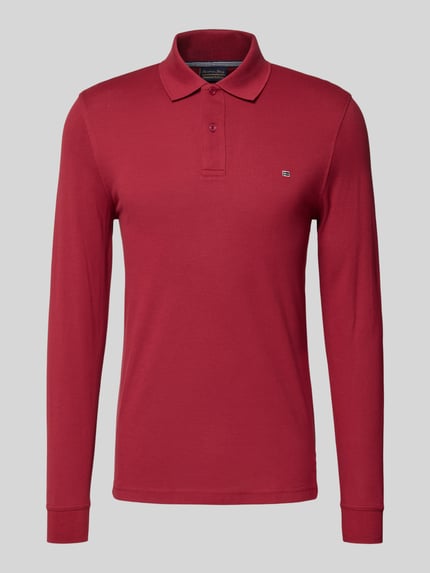 Produktfoto, Poloshirt mit Label-Stitching Modell 'PAXTON' von Christian Berg Men aus reiner Baumwolle, Slim-Fit, rote Farbe, glatte Textur, Polokragen, kurze Knopfleiste, gerippte Ärmelabschlüsse, Rückenlänge bei Größe M 70 cm.