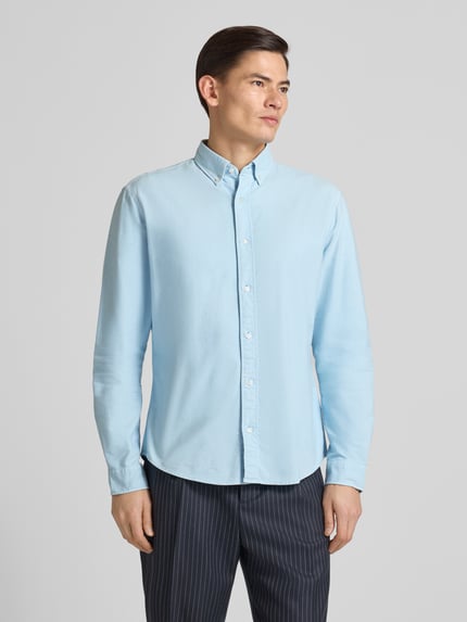 Männermodel trägt Freizeithemd mit Knopfleiste von MCNEAL, reine Baumwolle, Regular-Fit, Button-Down-Kragen, hellblau, Ganzkörperansicht von vorne.