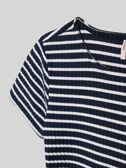 Productfoto, Regular Fit T-shirt met viscose-aandeel model 'NELLA STRIPED' van Only met all-over streepmotief, ribmateriaal, korte mouw, ronde hals.