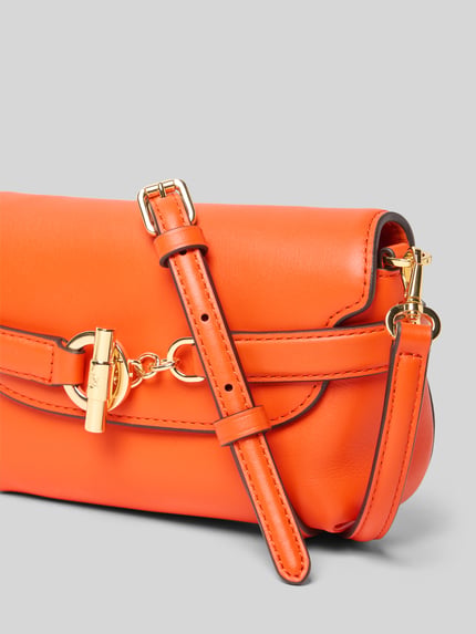 Produktfoto, Crossbody Bag mit Label-Detail von Lauren Ralph Lauren z pomarańczowej skóry bydlęcej, brzeg, odpinany pasek, detal z logo, szerokie 18 cm, długość 13 cm, głębokość 5 cm, długość paska 108 cm