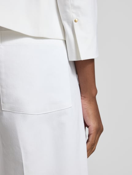 Frauenmodel trägt Slim Fit Blazer mit Reverskragen von Luisa Cerano, Baumwoll-Viskose-Mix, weiße Farbe, Detailaufnahme Rücken.