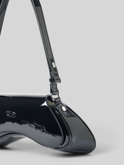 Produktfoto, torba na ramię 'Schultertasche mit Logo-Detail' od Diesel, błyszczący efekt, detal z logo, Szerokość w rozmiarze 1: 22 cm, Długość w rozmiarze 1: 15 cm, Głębokość w rozmiarze 1: 8 cm, regulowany pasek na ramię, klapka, Główna przegroda