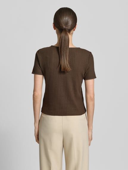 Kobiece model prezentuje Strickshirt mit Rundhalsausschnitt od Jake*s Collection, brązowy, bawełniany, półprzezroczysty, prosty krój, widok całej sylwetki z tyłu.