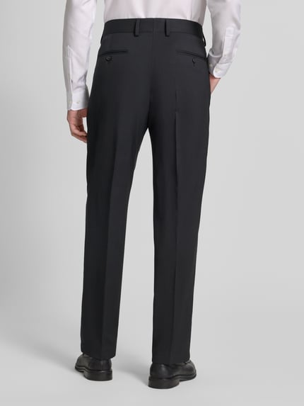 Männermodel trägt Loose Fit Anzughose mit Baumwoll-Anteil Modell 'JAROD2' von Strellson in Schwarz, Twillstruktur, Ganzkörperansicht Rückansicht.
