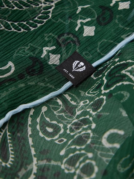 Produktfoto, Seidentuch aus reiner Seide in semitransparentem Design von FRAAS mit grünem Allover-Paisley-Print und feiner Textur.