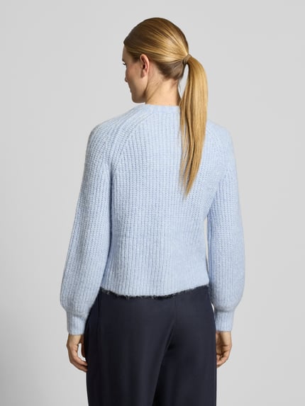 Frauenmodel trägt Regular Fit Cardigan in Strick-Optik von Christian Berg Woman Selection in Hellblau, strukturierte Oberfläche, Ganzkörperansicht Rückansicht.