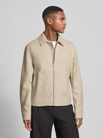 Männermodel trägt Regular Fit Jacke mit Viskose-Anteil von JAKE*S STUDIO MEN in Beige, Umlegekragen, Reißverschluss, Ganzkörperansicht von vorne.