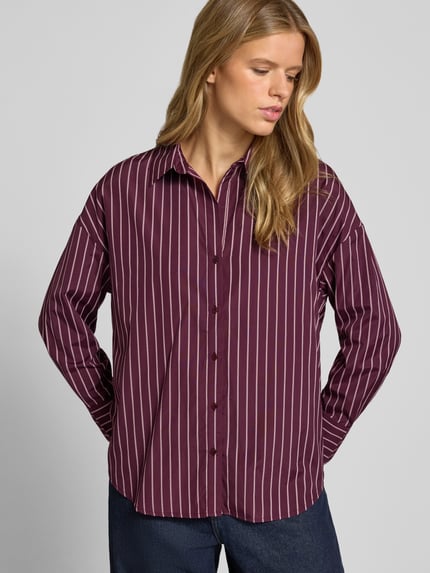 Frauenmodel trägt Regular Fit Hemdbluse mit Baumwoll-Anteil Modell 'OREGON' von ONLY, lila mit weißen Streifen, Damen Hemdbluse von ONLY, Ganzkörperansicht von vorne.