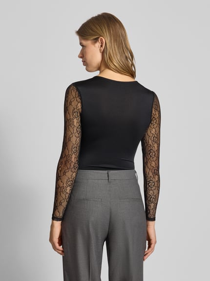Frauenmodel trägt Slim Fit Body mit Spitzenärmeln Modell 'SIA' von Only, Optik: Unifarben/semitransparent, Stretch-Webstruktur, Druckknopfverschluss, Ganzkörperansicht Rückansicht.