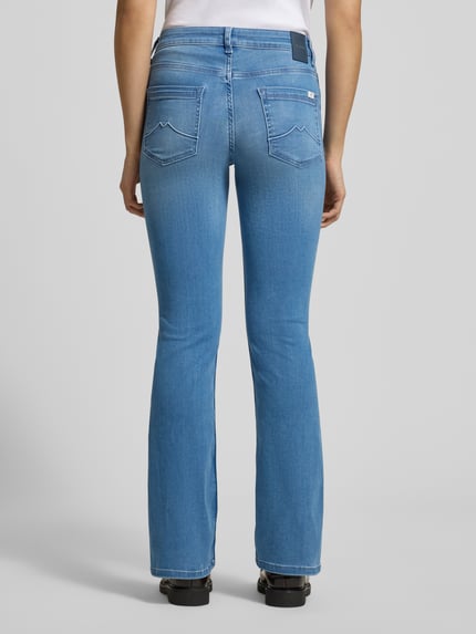 Frauenmodel trägt Flared Jeans mit 5-Pocket-Design von Mustang in hellblau, Baumwoll-Lyocell-Mix, Ganzkörperansicht Rückansicht.