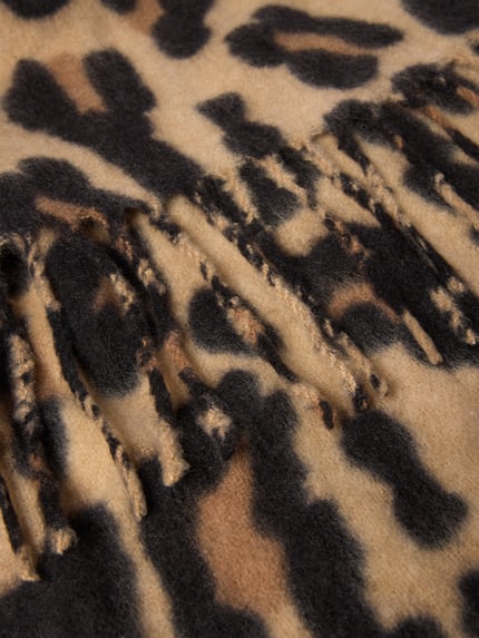 Produktfoto, Schal mit Fransen und Animal-Print von Kurt Beines, braune und schwarze Farbtöne, weiche Textur, rechteckige Form, Detailaufnahme