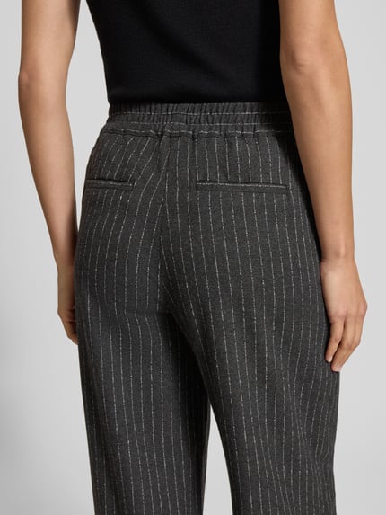 Vrouwenmodel draagt Hose mit elastischem Bund van Milano Italy, grijze stof met fijne witte strepen, elastische tailleband, detailopname achterkant.