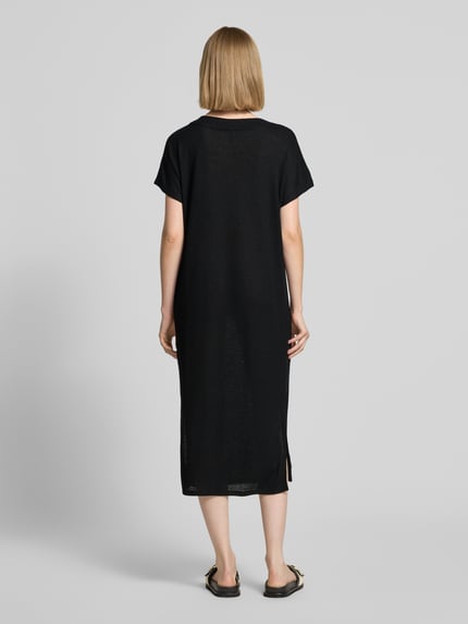 Vrouwenmodel draagt Strickkleid mit V-Ausschnitt Modell 'Delia' van Soyaconcept in zwart, rechte fit, midi, V-hals, viscosemix, rugaanzicht volledige lengte.