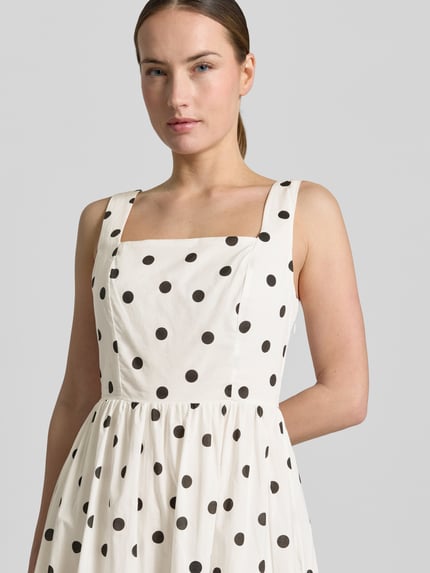 Frauenmodel trägt Midikleid mit Karree-Ausschnitt von Apricot, Weiß mit schwarzen Punkten, Reine Baumwolle, Taillierter Schnitt, Nahaufnahme Oberkörper.