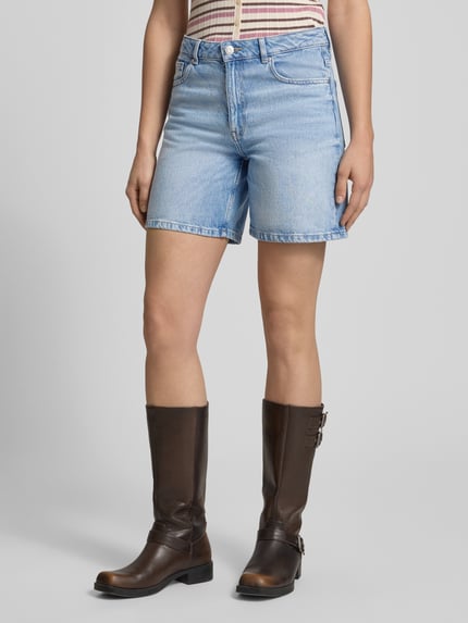Frauenmodel trägt Jeansshort in mittelblauer Waschung von REVIEW, Baumwolle, Regular Fit, Eingrifftaschen, Ganzkörperansicht von vorne.