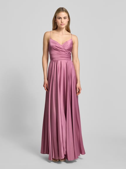 Vrouwenmodel draagt Abendkleid aus Satin mit rückseitiger Schnürung van Hey Kyla in lila, A-lijn, maxi, V-hals, volledige vooraanzicht.
