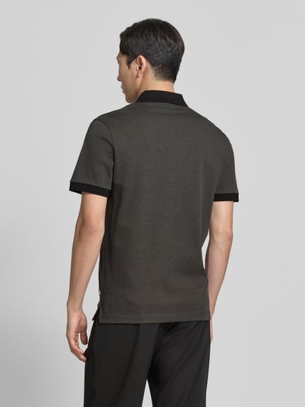 Männermodel trägt Regular Fit Poloshirt aus reiner Baumwolle Modell 'H-PARLAY 102' von BOSS, Bi-Color Optik, Ganzkörperansicht Rückansicht.