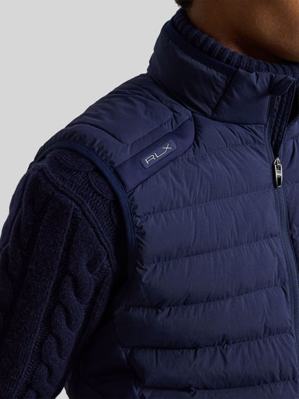 Männermodel trägt Regular Fit Weste mit Logo-Stitching Modell 'PIECE DYED' von Polo Ralph Lauren in Dunkelblau, Nahaufnahme Oberkörper.