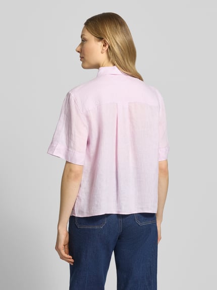 Frauenmodel trägt Regular Fit Leinenbluse mit Logo-Stitching von Tommy Hilfiger, Optik: Unifarben, Kurzarm, Material: Leinen, Ganzkörperansicht Rückansicht.