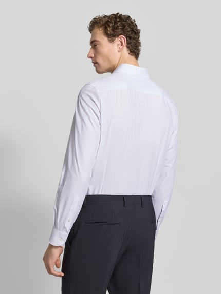 Männermodel draagt Slim Fit Businesshemd aus Baumwoll-Mix van OLYMP, look: effen, Kentkraag, doorlopende knoopsluiting, sportmanchet, ademend, sneldrogend, katoenmix, ruglengte 80 cm, schouderbreedte 45 cm, mouwlengte 69 cm, Ganzkörperansicht Rückansicht.
