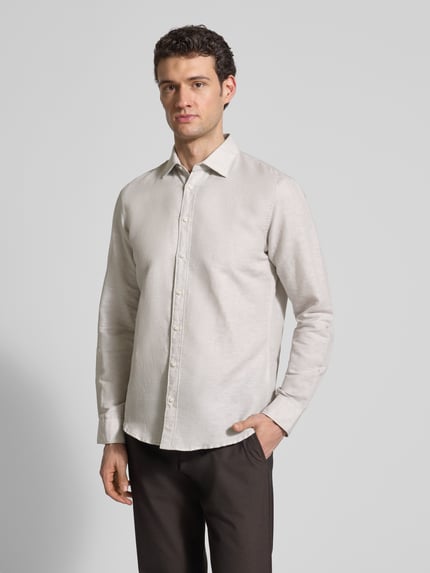 Männermodel trägt Regular Fit Vrijetijdsoverhemd uit mix van katoen en linnen van Jake*s, Kentkraag, knoopsluiting, maat M, Ganzkörperansicht van voren.