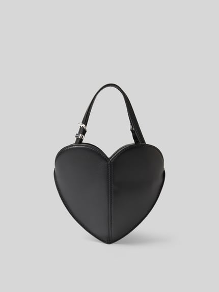 Produktfoto, Crossbody Bag aus echtem Leder von ROTATE z czarnej skóry owczej, ozdobny szew, główna przegroda z zamkiem błyskawicznym, smukły pasek na ramię, obszycie, szerokość w rozmiarze 1: 23 cm, długość w rozmiarze 1: 19 cm, głębokość w rozmiarze 1: 4 cm, minimalistyczny design, gładka faktura, kształt serca