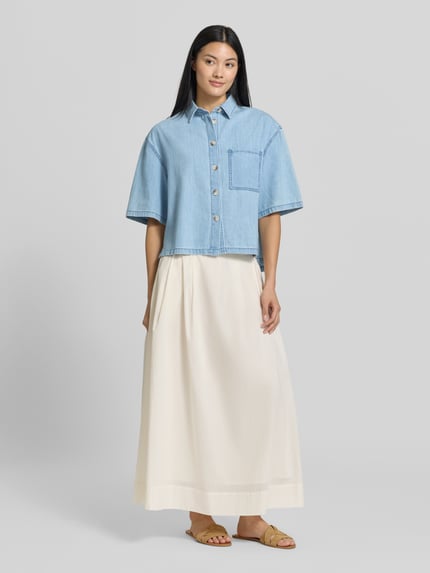 Kobiece model prezentuje Relaxed Fit Kurzarmbluse aus reiner Baumwolle od s.Oliver RED LABEL, jasnoniebieska, z widoczną kieszenią, gładka faktura, przód, zdjęcie całopostaciowe