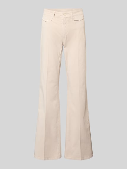 Produktfoto, Flared Fit Jeans mit Pattentaschen Modell 'Fabienne' von Cambio, Damen Jeans aus elastischem Baumwoll-Mix, Beige, sichtbare Pattentaschen, Knopf- und Reißverschluss, Produkt zeigt glatte, leicht strukturierte Oberfläche, Größenangaben: Bundweite 44 cm, Innenbeinlänge 81 cm.