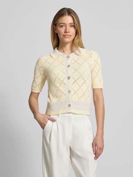 Frauenmodel trägt Regular Fit Cardigan in Strick-Optik von Rich & Royal mit Material-Mix, Umlegekragen, Halbarm, semitransparent, Ganzkörperansicht von vorne.