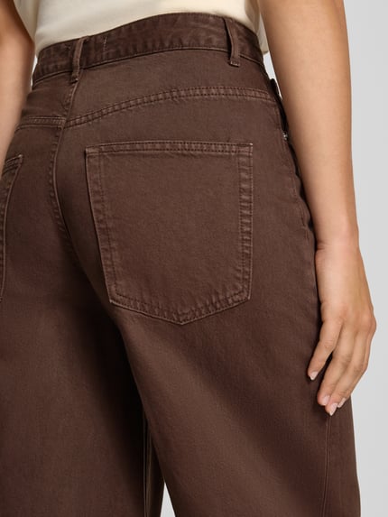 Vrouwenmodel draagt Barrel Jeans uit pure katoen model 'TAYLOR' van ONLY in donkerbruin, zicht op achterzijde, Dames Barrel Jeans van ONLY, detailopname.