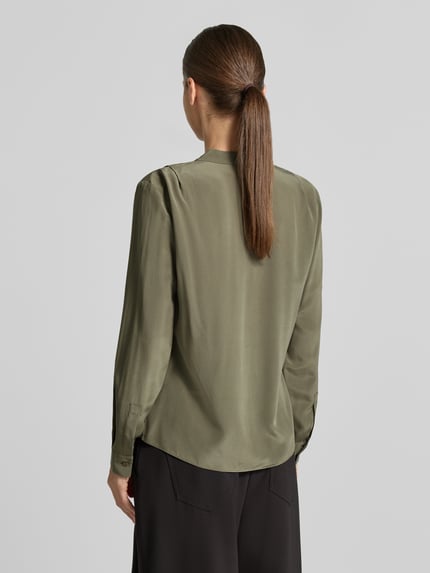 Vrouwenmodel draagt groene blouse met lange mouwen Relaxed Fit Langarmbluse aus reiner Seide model 'Belindina' van BOSS, volledige rugaanzicht. Dames Langarmbluse.