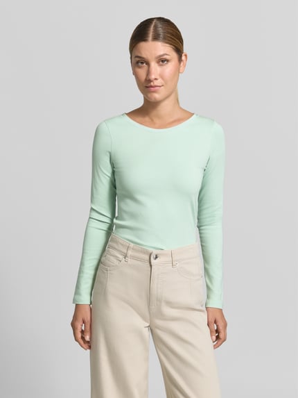 Vrouwenmodel draagt Longsleeve aus Baumwoll-Mix van Marc Cain in lichtgroen, slim fit, ronde hals, met lange mouwen, dames shirt met mix van katoen en elastaan, ruglengte bij maat 36: 50 cm, Ganzkörperansicht von vorne.