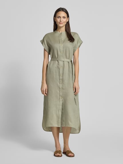 Frauenmodel trägt Hemdblusenkleid aus Leinen mit Bindegürtel Modell 'AMATISTA' von ECOALF in Hellgrün, Gerade Form, Knopfleiste, Ganzkörperansicht von vorne