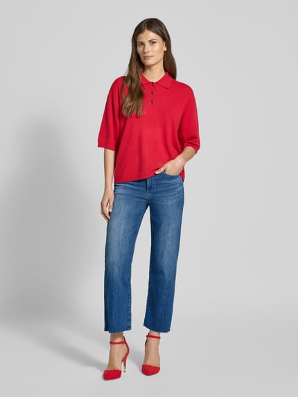Vrouwenmodel draagt Jeans in verkorte fit model 'KIRA 6/8' van Raffaello Rossi, katoenmix met stretch, applicatiesteen, franjes, full-body vooraanzicht.