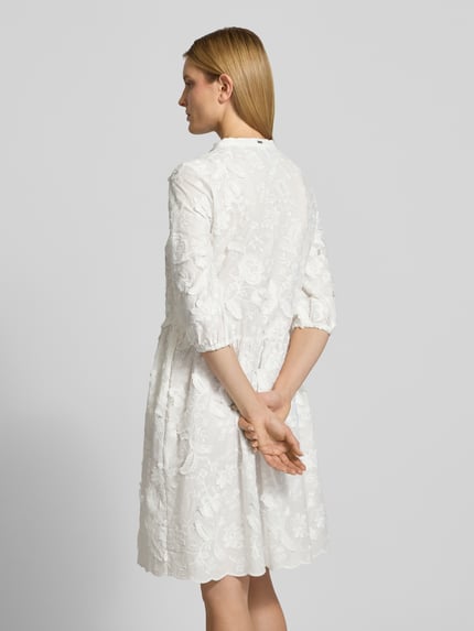 Frauenmodel trägt Knielanges Kleid mit Stitchings und 3/4-Arm von WHITE LABEL, Reine Baumwolle, A-Linie, Knielänge, Stitchings, Tunikakragen, Detailstruktur, Rückenlänge bei Größe 36: 102 cm, Brustweite bei Größe 36: 48 cm, Ärmellänge bei Größe 36: 45 cm, Ganzkörperansicht Rückansicht.