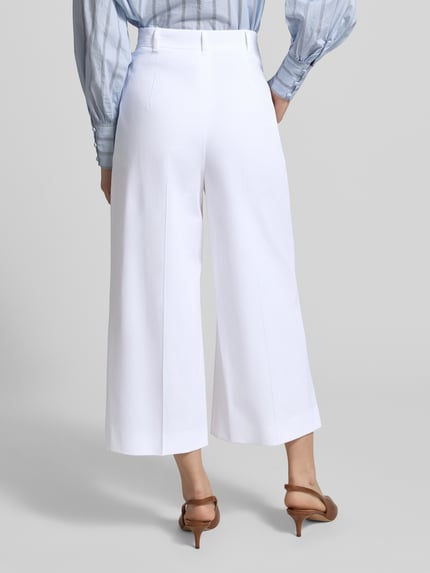 Vrouwenmodel draagt Regular Fit Culotte uit katoenmix model 'TEQUILA' van Max Mara, look: effen, pasvorm: regular fit, zij-steekzakken, labelapplicatie, riemlussen, knoop- en ritssluiting, materiaal: katoenmix, geheellichaamsaanzicht achteraan.