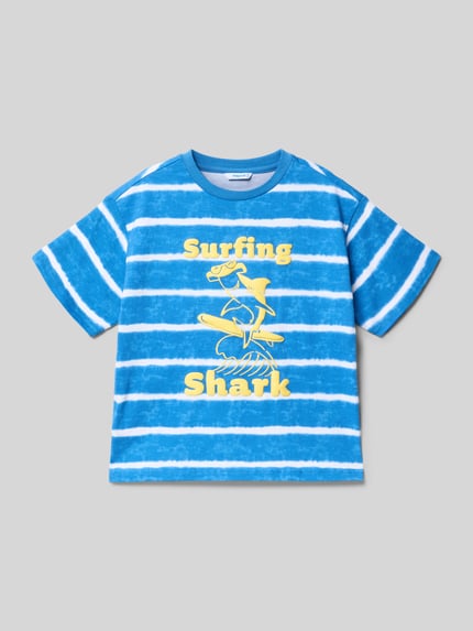 Produktfoto, Regular Fit T-Shirt mit Motiv-Print von Mayoral, bawełna, krój regular fit, napis surfer, niebieskie paski, okrągły dekolt, długość tyłu w rozmiarze 116: 46 cm