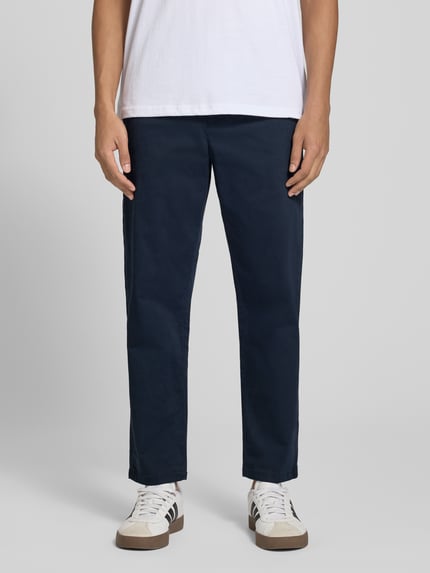 Mannenmodel draagt Straight Fit broek uit katoenmix van REVIEW in donkerblauw met steekzakken, achterzakken, knoop- en ritssluiting, bandwijdte maat M 42 cm, binnenbeenlengte maat M 69 cm, volledige lichaamsaanzicht van voren