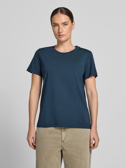 Frauenmodel trägt Regular Fit T-Shirt mit Label-Emblem Modell 'Dala' von MOS MOSH in Dunkelblau, glattes Jersey, Ganzkörperansicht von vorne. Damen T-Shirt, Rundhalsausschnitt, kurzärmlig, Rückenlänge bei Größe S 58 cm.