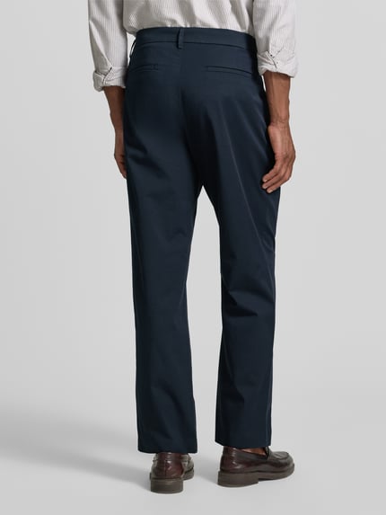 Männermodel trägt Loose Fit Bundfaltenhose mit Gesäßtaschen von MCNEAL in Dunkelblau, Baumwoll-Elasthan-Mix, Ganzkörperansicht Rückansicht. Bundweite bei Größe 50: 45 cm, Innenbeinlänge bei Größe 50: 77 cm.