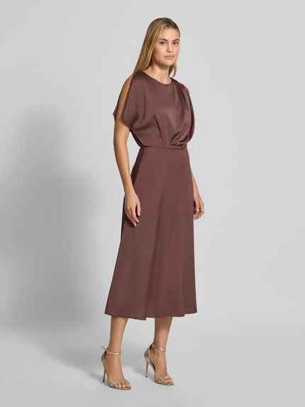 Frauenmodel trägt Midikleid aus Satin von SWING in Braun, taillierte Passform, Rundhalsausschnitt, Ganzkörperansicht von vorne.