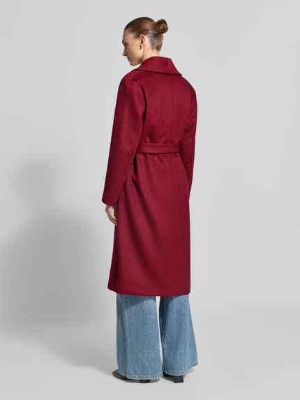 Frauenmodel trägt Regular Fit Mantel mit Woll-Anteil Modell 'Mindina' von HUGO in Dunkelrot, glatte Textur, Ganzkörperansicht Rückansicht, Damen Mantel von HUGO.