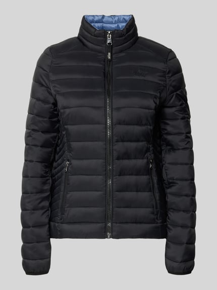 Produktfoto, gewatteerd jack met opstaande kraag, ritssluiting, gestikt logo en zij-ritszakken, model 'FUJI' van Superdry, zwart